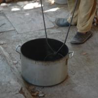 Défournement raku . Stage poterie en Ardèche
